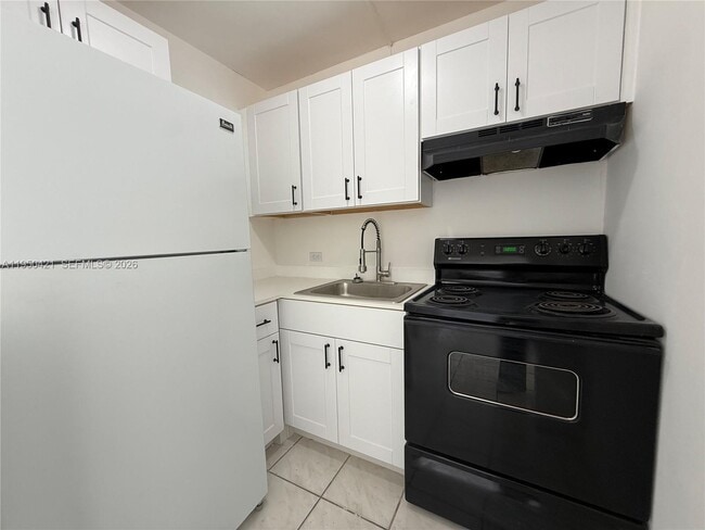 Foto del edificio - 7904 West Dr