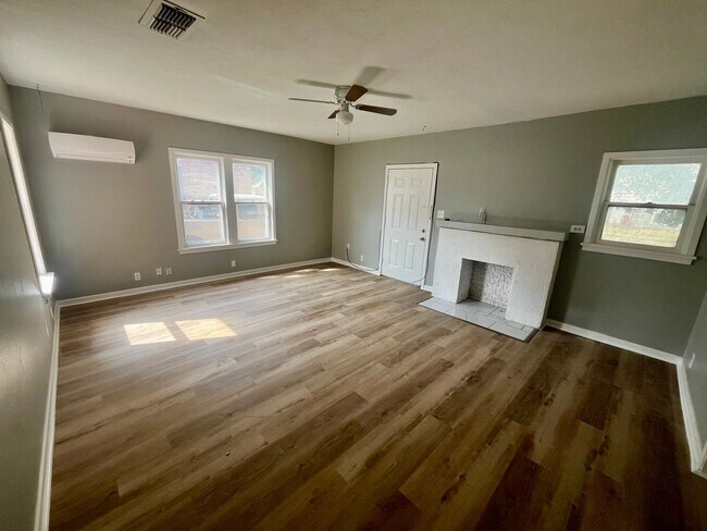 Foto del edificio - Great 3 Bedroom 1 bathroom house close to ...