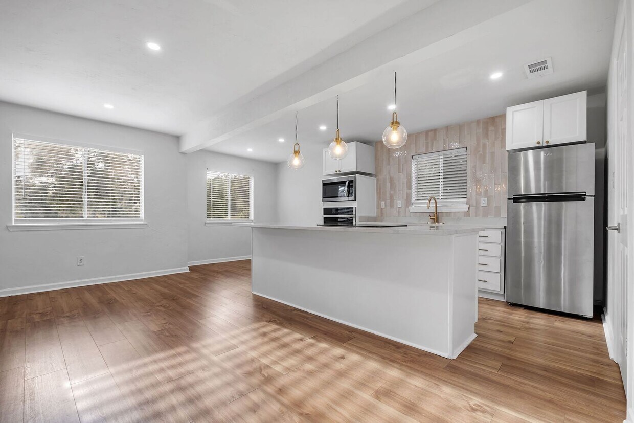 Foto principal - Completely renovated 2/1 on Golf Course!