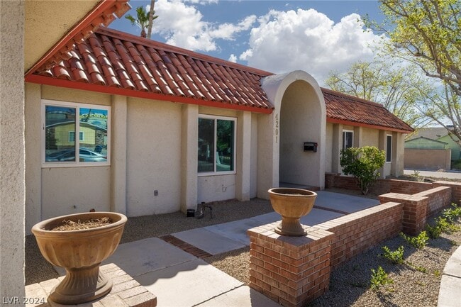 Building Photo - 4201 Greenhill Dr