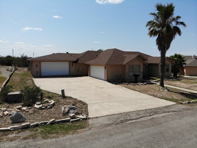 Building Photo - 123 La Paloma Dr