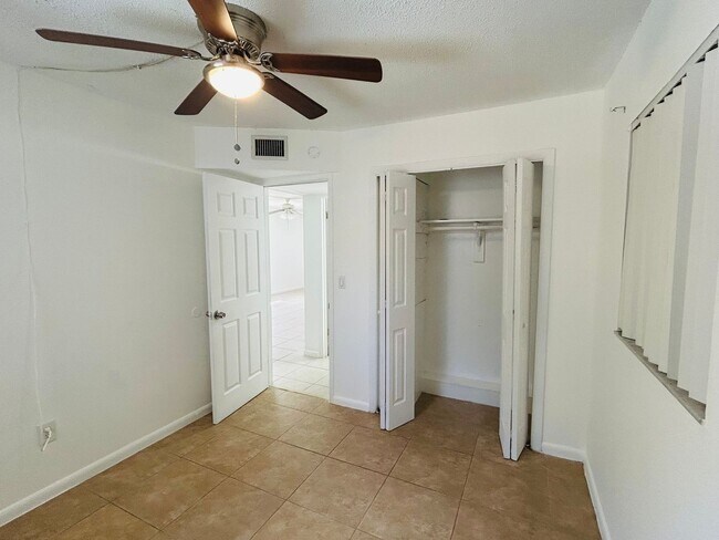 Foto del edificio - Excellent 2/1 Duplex in Desirable Area