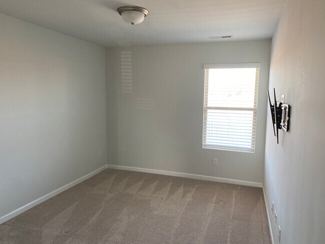 Building Photo - 1024 Lonergan Cir