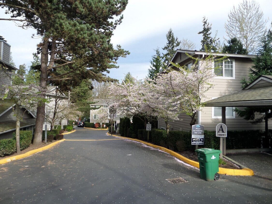 Primary Photo - Cute 2-Bedroom Condo in Lovely Lakefront C...