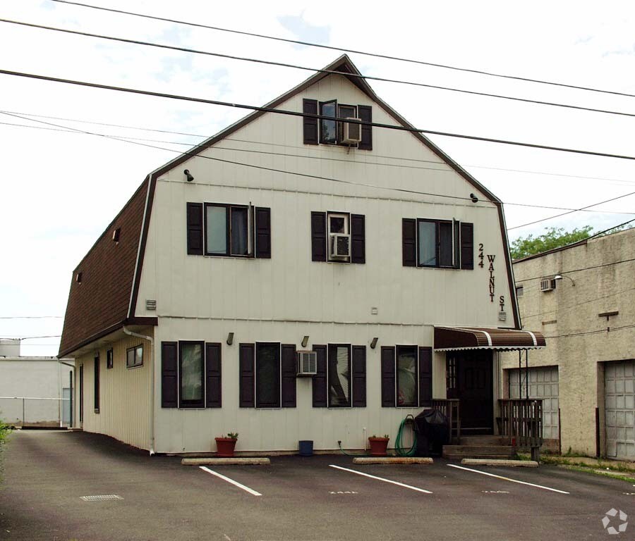 View of 242 Building - 242-244 Walnut St