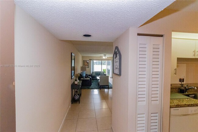 Foto del edificio - 13100 SW 11th Ct