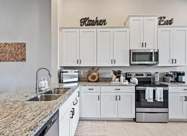 Foto del edificio - ** NEW CONSTRUCTION VERY MODERN 2 PLUS A DEN 2ND FLOOR CONDO WITH GOLF!!! ESPLANADE GOLF & COUNTR...