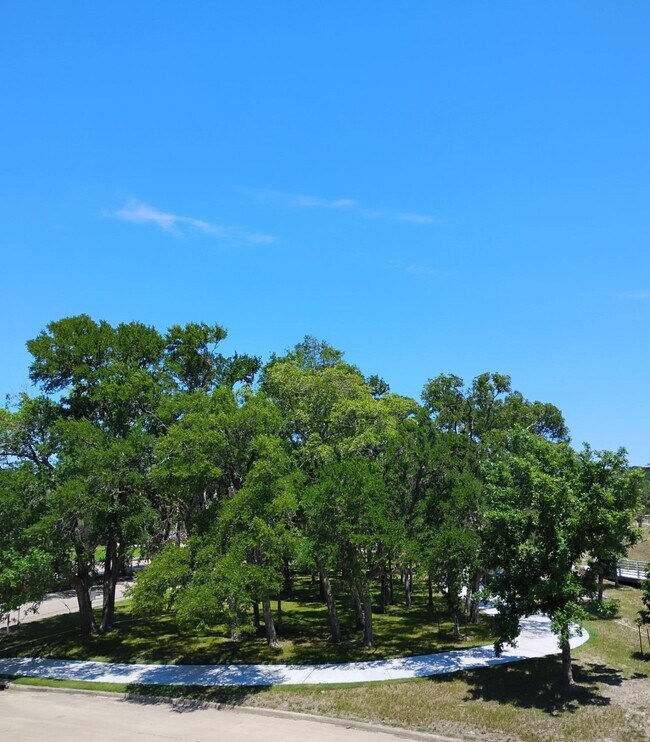 Foto del edificio - 3808 Glen Arbor Dr