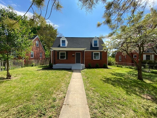 Building Photo - Updated 4 Bedroom Home Convenient to Carytown, Byrd Park And More. Available In July