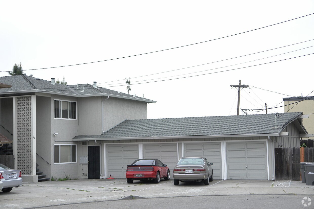 Building Photo - 3435 Redwood Ct
