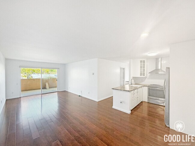Foto del edificio - Beautiful 1BD/1BA W/ Reserved Parking and Laundry On-Site in Pacific Beach!