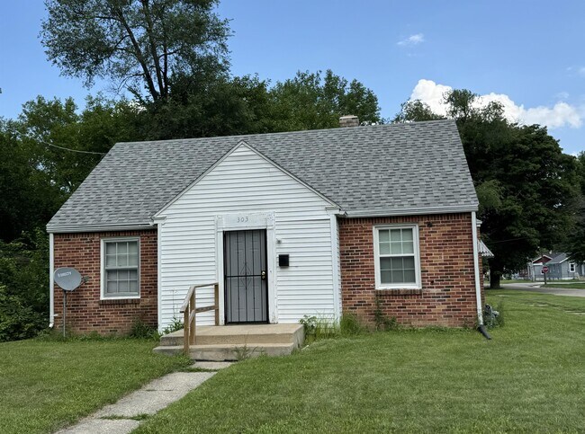 Building Photo - 303 N Henrietta Ave