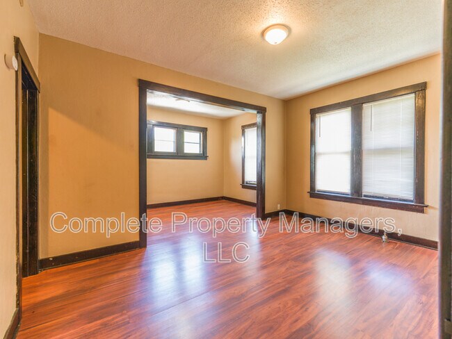 Foto del edificio - 325 E Washington St
