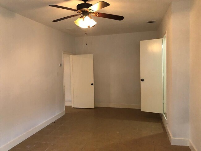 Building Photo - 409 Grace St