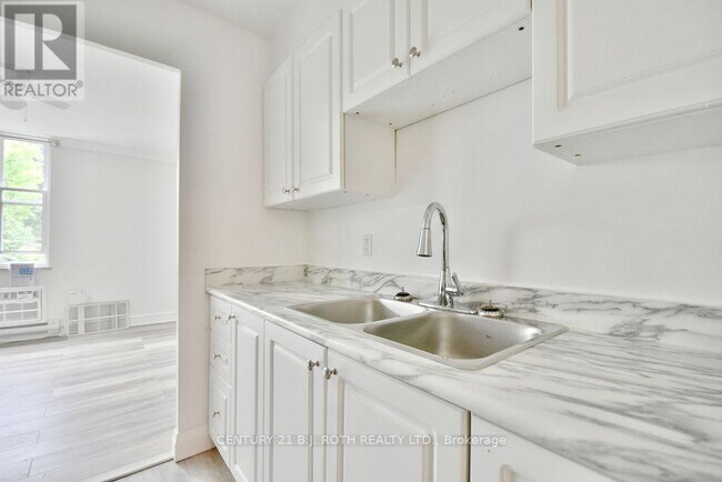 Building Photo - 2 Grove St E