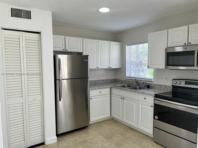 Foto del edificio - 406 Lakeside Dr