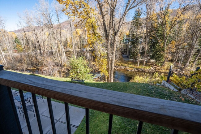 Foto del edificio - 900 E Hopkins Ave