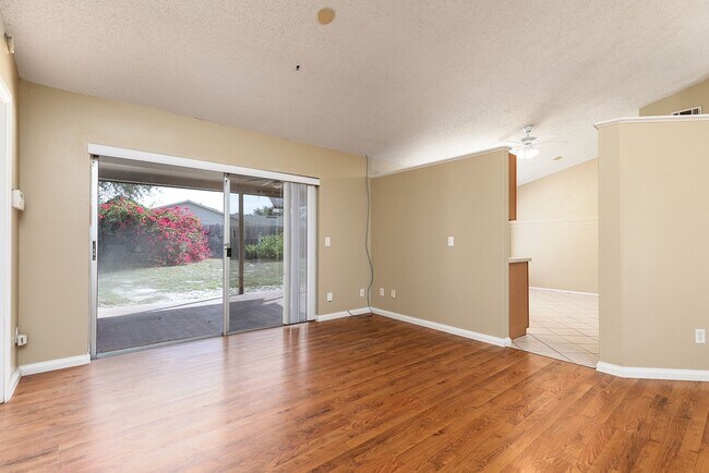 Foto del edificio - SUPER LOCATION FOR THIS 3/2 w 2 car garage home!!