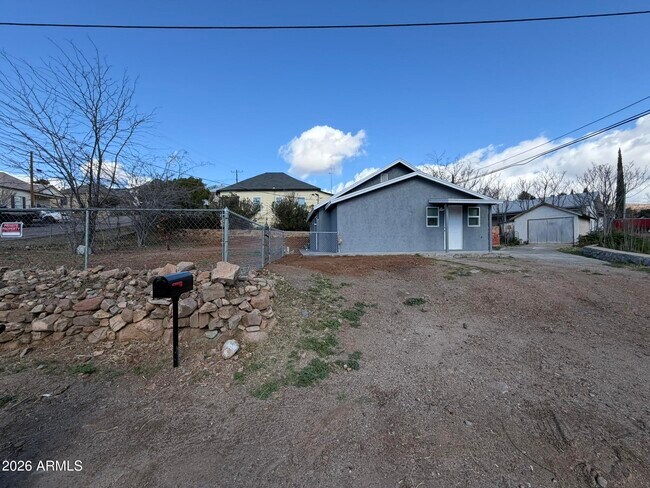 Building Photo - 615 E Oak St