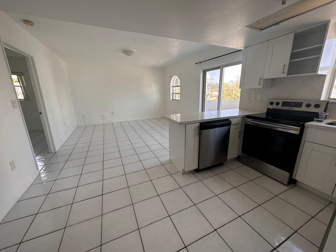Foto principal - 3052 SW 27th Ave