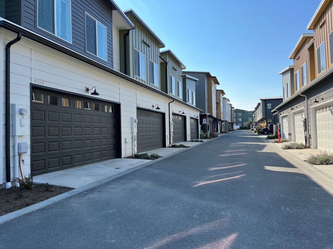 New Modern Construction 3 Bed 2.5 Bath wit... Townhome Rentals in