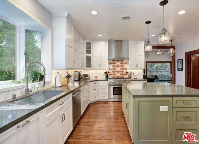 Foto del edificio - 13239 Addison St