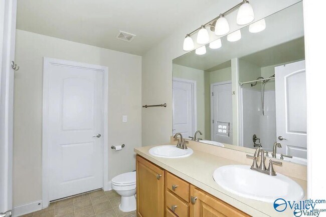 Foto del edificio - 239 Fields Pond Dr