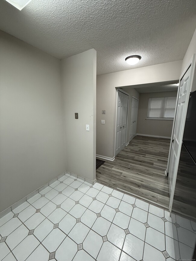Building Photo - 402 Twin Circle Dr