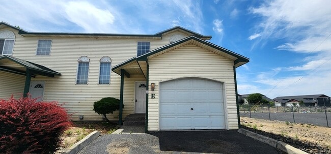 Building Photo - 1330 S Skyline Dr