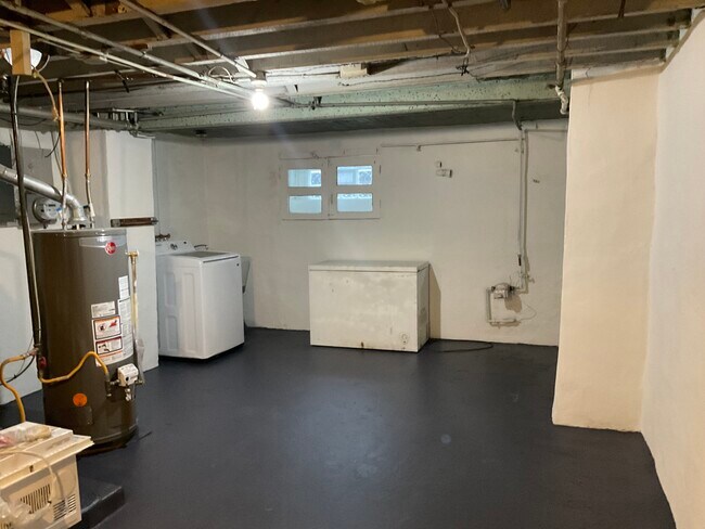 Building Photo - 348 N Simpson St