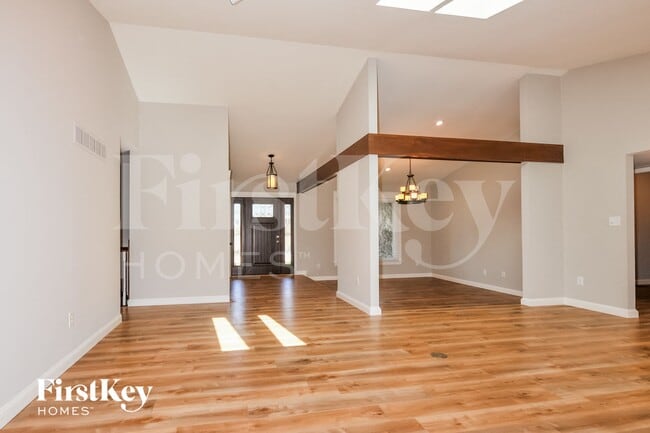 Building Photo - 11 Savoy Dr