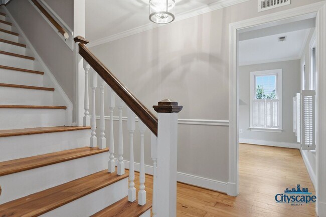 Foto del edificio - Charming Farmhouse-style Home Adjacent to Huguenot Park!