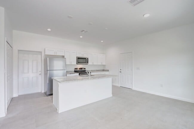 Building Photo - Brand new Custom 1/1/1-SW LEHIGH ACRES