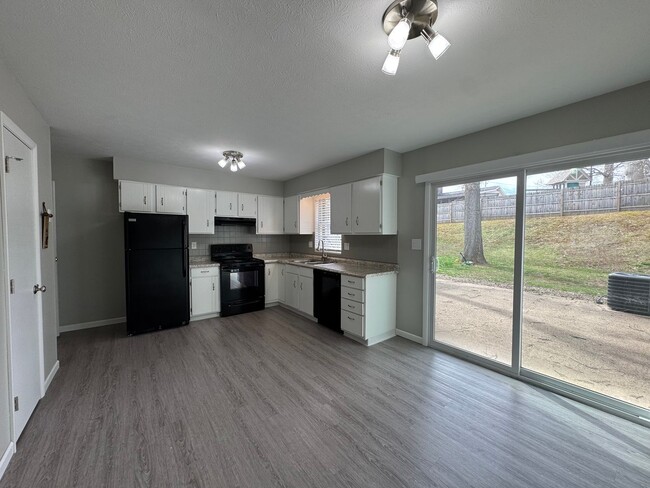 Building Photo - SPACIOUS TOWNHOME WITH FINISHED BASEMENT