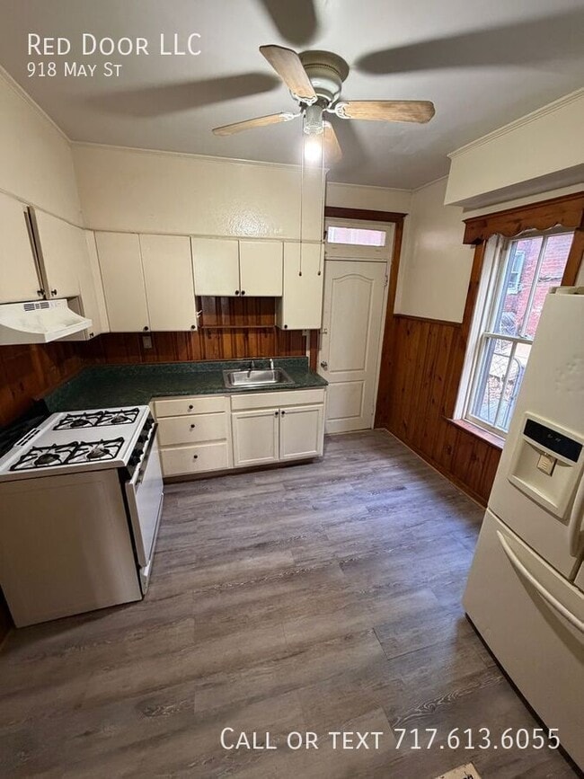 Building Photo - 918 May St