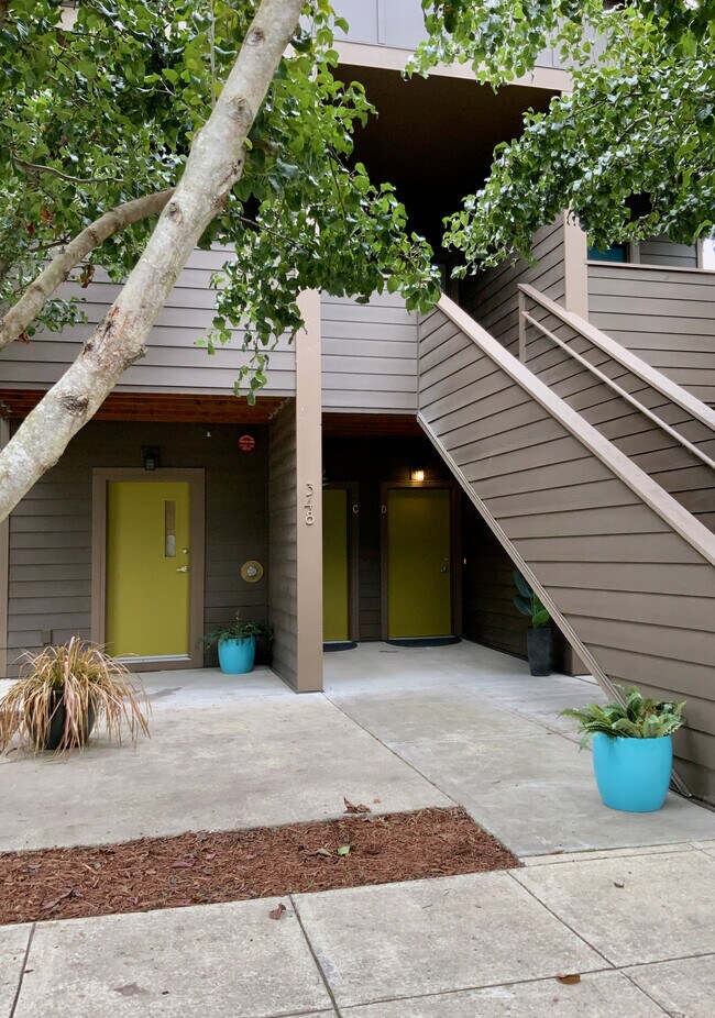 Exterior del edificio (Unidad A arriba) - 348 N Ivy St
