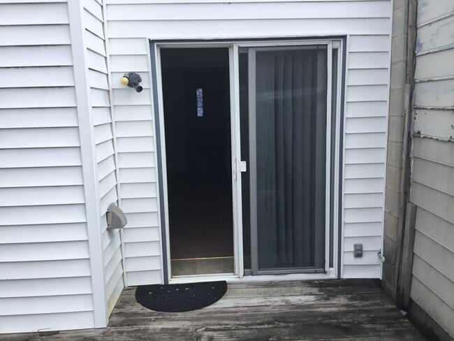 Building Photo - 2 Bedroom Town home in the heart of Virginia Beach