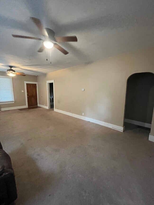 Gran sala de estar - 1404 N Walnut St