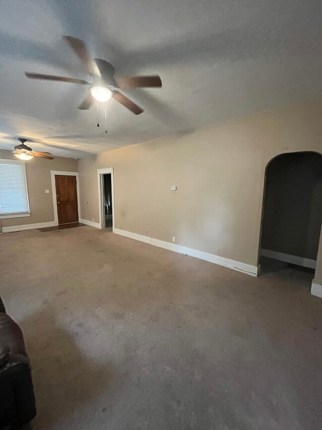 Large living room - 1404 N Walnut St