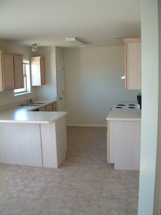 Building Photo - Full Brick Home with large back yard schoo...