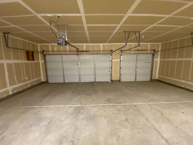 Building Photo - SE Visalia home Available Now!