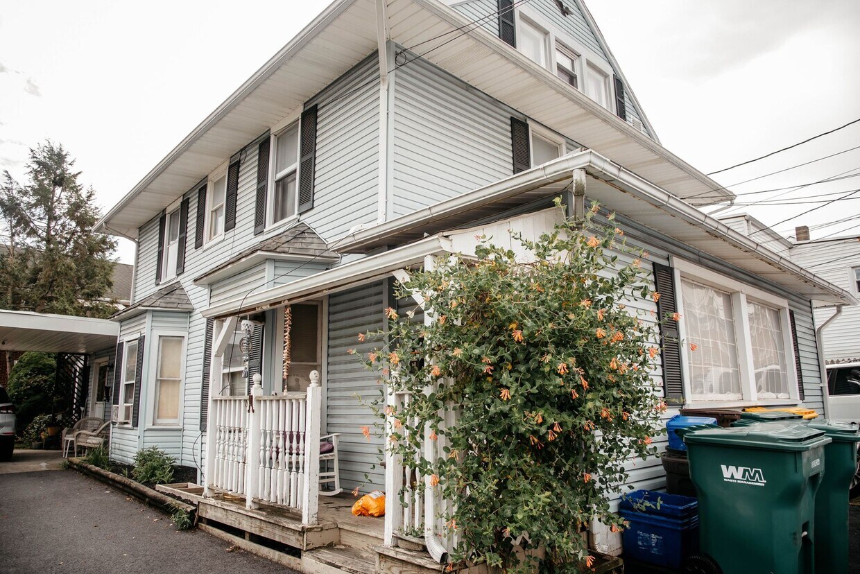 325 W Caracas Ave Unit 3, Hershey, PA 17033 Room for Rent in Hershey