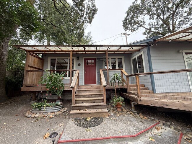 Foto del edificio - 3 Bedroom/ 2 bathroom Home in Cotati