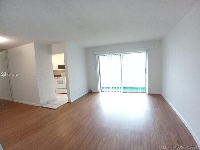 Foto del edificio - 20380 NW 7th Ave