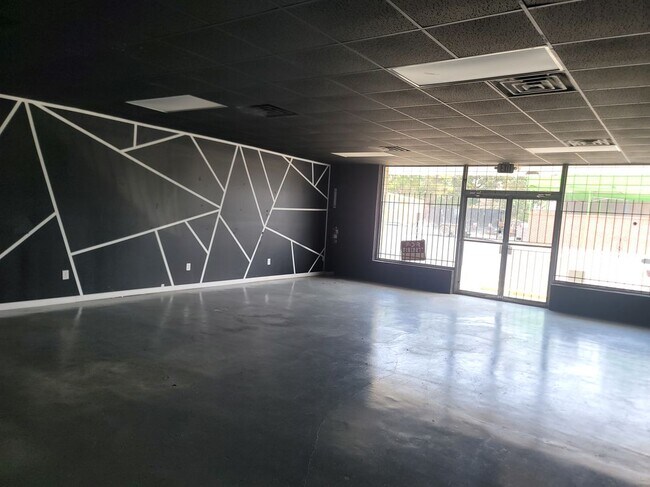 Foto del edificio - 8700 Colonel Glenn Rd