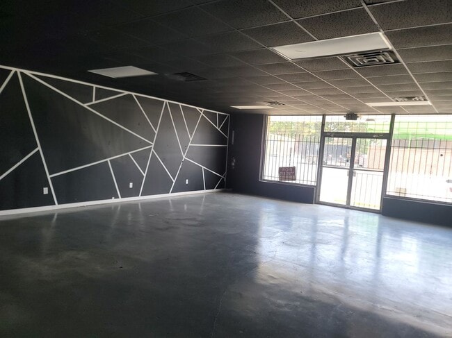 Foto del edificio - 8700 Colonel Glenn Rd