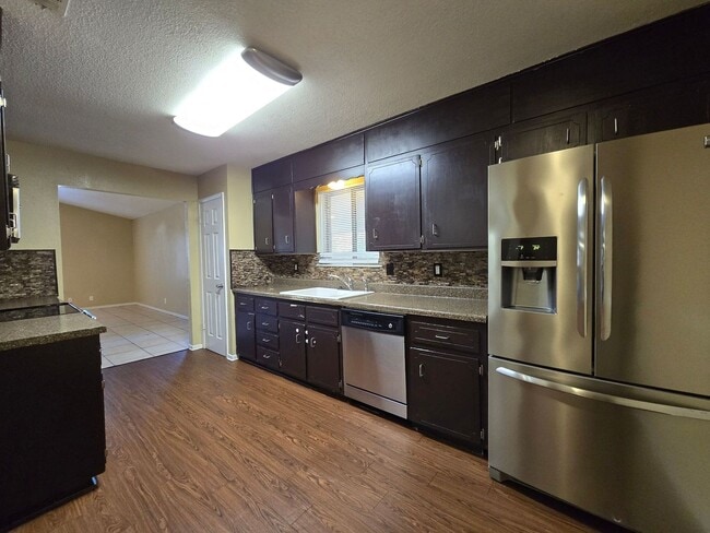 Building Photo - RENT SPECIAL - AVAILABLE NOW!