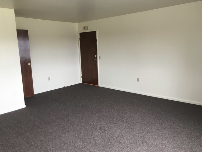 Sala de estar - 8 E Main St