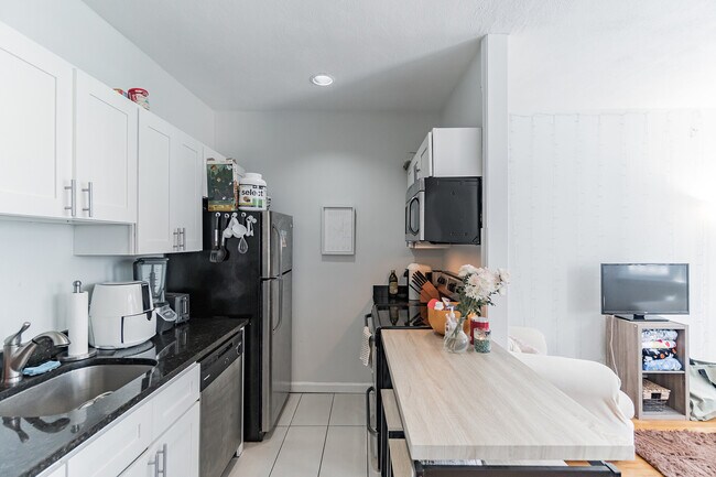 Building Photo - 204 H St