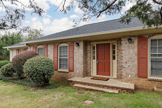 Building Photo - 160 Jockey Club Dr